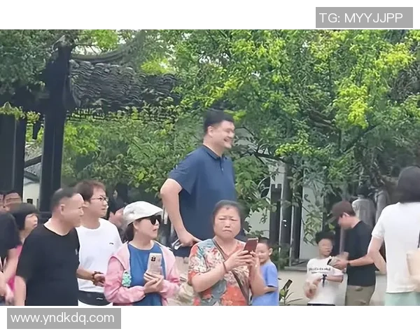 姚明重返赛场的感人时刻与球迷热情的欢呼声交织在一起