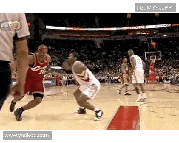 詹姆斯幽默调侃姚明的趣事大揭秘,篮球场上的搞笑瞬间回顾 詹姆斯幽默调侃姚明的趣事大揭秘,篮球场上的搞笑瞬间回顾